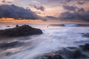 Spanien, Teneriffa, Strand Tejita bei Sonnenaufgang - SIPF01097