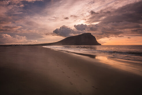 Spanien, Teneriffa, Strand Tejita mit Montana Roja bei Sonnenaufgang - SIPF01099