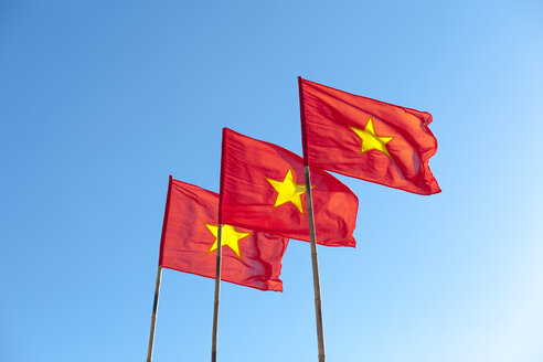 Drei vietnamesische Nationalflaggen - MMAF00019