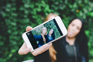 Two friends showing selfie on smart phone - GEMF01239