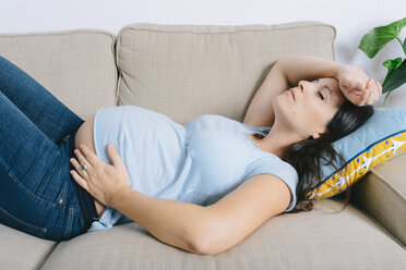 Pregnant woman resting on couch - GEMF01250