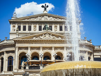 Deutschland, Frankfurt, Alte Oper am Opernplatz mit Lucae-Brunnen im Vordergrund - KRPF01970