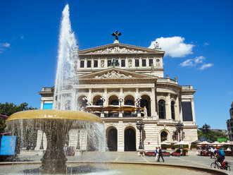 Deutschland, Frankfurt, Blick auf die alte Oper am Opernplatz mit Lucae-Brunnen im Vordergrund - KRPF01971