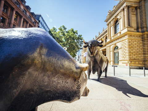 Deutschland, Frankfurt, Bullen- und Bärenskulpturen aus Bronze an der Börse, lizenzfreies Stockfoto