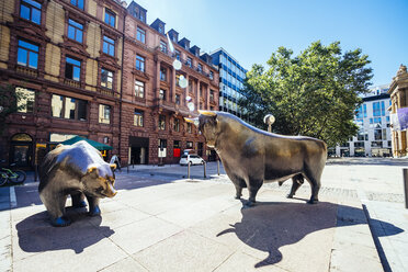 Deutschland, Frankfurt, Bullen- und Bärenskulpturen aus Bronze an der Börse - KRP01978