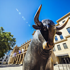 Deutschland, Frankfurt, Stier-Bronzeskulptur an der Börse - KRP01979