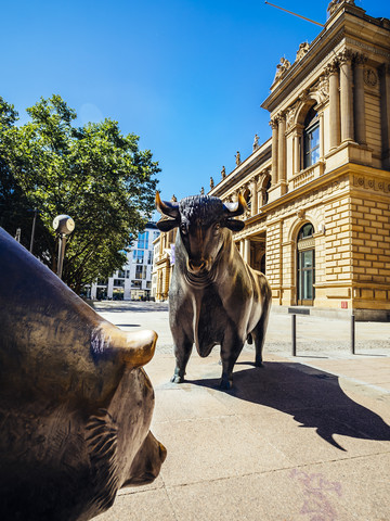 Deutschland, Frankfurt, Bullen- und Bärenskulpturen aus Bronze an der Börse, lizenzfreies Stockfoto
