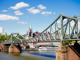 Deutschland, Frankfurt, Blick auf die Fußgängerbrücke 'Eiserner Steg' - KRPF01992