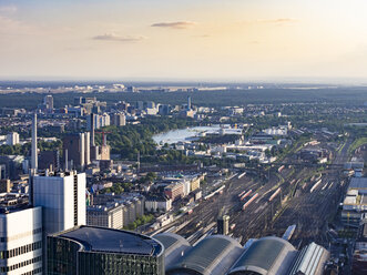 Deutschland, Frankfurt, Blick von oben auf den Hauptbahnhof - KRP01998