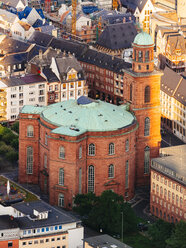 Deutschland, Frankfurt, Blick auf die Paulskirche von oben - KRPF02000