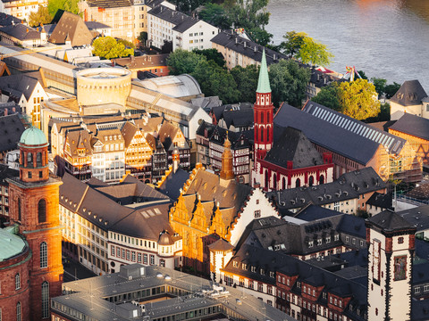 Deutschland, Frankfurt, Blick auf die Alte Nikolaikirche am Römerberg von oben, lizenzfreies Stockfoto