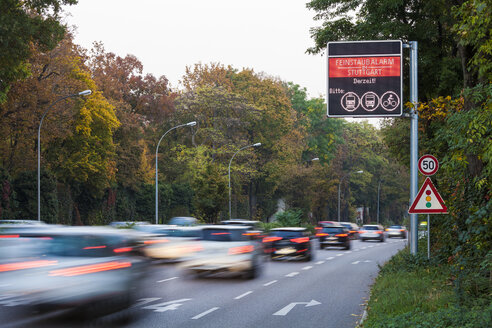 Deutschland, Stuttgart, Warnschild für Feinstaubbelastung auf der Autobahn - WDF03791