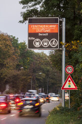 Deutschland, Stuttgart, Warnschild für Feinstaubbelastung auf der Autobahn - WDF03792