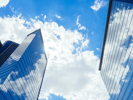 Deutschland, Frankfurt, Bürotürme mit Wolkenreflexion an der Fassade - KRPF02009