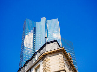 Deutschland, Frankfurt, Blick auf modernes Hochhaus mit Altbau im Vordergrund - KRPF02018