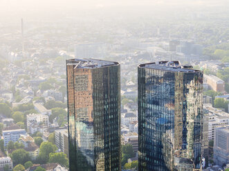 Deutschland, Frankfurt, moderne Wolkenkratzer mit Spiegelungen an Fassaden - KRPF02022