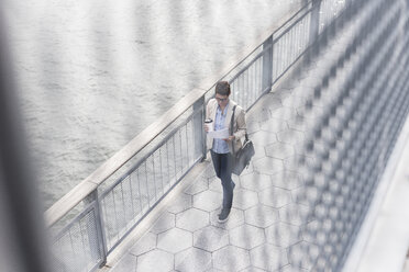 USA, New York, Businesswoman walking in Manhattan - UUF09193