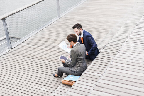 USA, New York City, Business people meeting outdoor - UUF09225