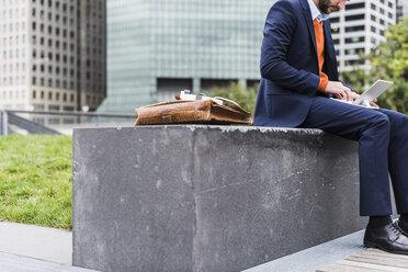 USA, New York City, Businessman working outdoor sitting on bench - UUF09228