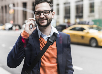 USA, New York City, Businessman using smart phone - UUF09237