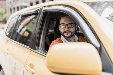USA, New York City, Geschäftsmann sitzt im Taxi - UUF09243