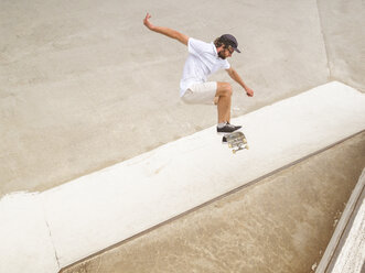 Junger Mann auf dem Skateboard im Skatepark - LAF01807