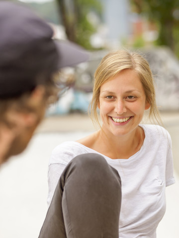 Junger Mann und Frau im Gespräch, lizenzfreies Stockfoto