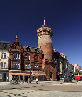 Deutschland, Brandenburg, Cottbus, Brandenburger Platz mit Spremberger Turm - BT00439