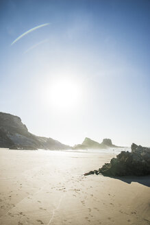 Portugal, Alentejo, Felsen am Strand von Zambujeira do Mar - CHPF00322