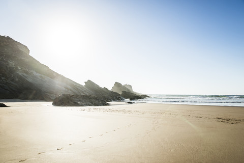 Portugal, Alentejo, Felsen und Fußabdrücke am Strand von Zambujeira do Mar, lizenzfreies Stockfoto