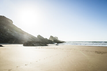 Portugal, Alentejo, Felsen und Fußabdrücke am Strand von Zambujeira do Mar - CHPF00323