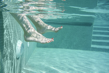 Female feet in swimming pool - CHPF00325