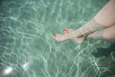 Weibliche Füße im Schwimmbad - CHPF00330