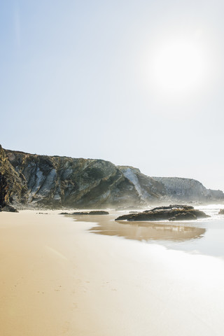 Portugal, Alentejo, Felsen am Strand von Zambujeira do Mar, lizenzfreies Stockfoto