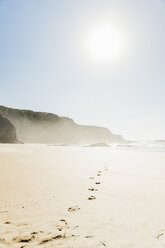 Portugal, Alentejo, Felsen und Fußabdrücke am Strand von Zambujeira do Mar - CHPF00335