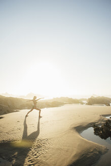 Portugal, Alentejo, Frau übt Yoga am Strand von Zambujeira do Mar - CHPF00337