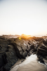 Portugal, Alentejo, Sonnenuntergang am Strand von Zambujeira do Mar - CHPF00340