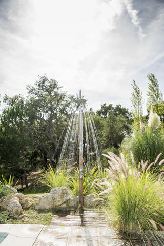 Portugal, Außendusche im Garten, lizenzfreies Stockfoto