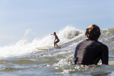 Indonesien, Bali, Frau beim Surfen - KNTF00581