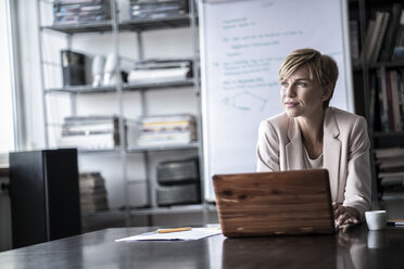Geschäftsfrau mit Laptop in einem modernen Konferenzraum - RIBF00597