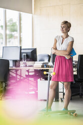 Frau in kreativem Büro stehend - RIBF00631