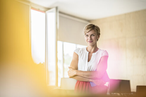 Frau in kreativem Büro stehend - RIBF00633