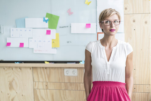 Businesswoman in front of whiteboard in modern office - RIBF00644