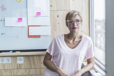 Frau in modernem Büro, lizenzfreies Stockfoto