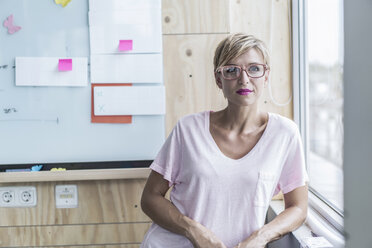 Frau in modernem Büro - RIBF00656