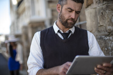 Man using tablet outdoors - ZEF11646