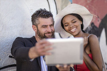Lächelnder Mann und Frau machen ein Selfie mit Tablet - ZEF11654
