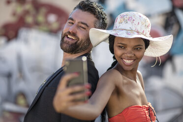 Lächelnder Mann und Frau nehmen ein Selfie mit Handy - ZEF11657