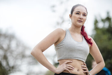 Junge Frau beim Training im Fitnesspark - ZEF11681