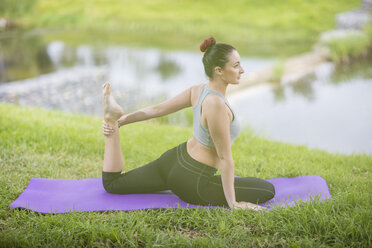 Junge Frau übt Yoga im Park - ZEF11684